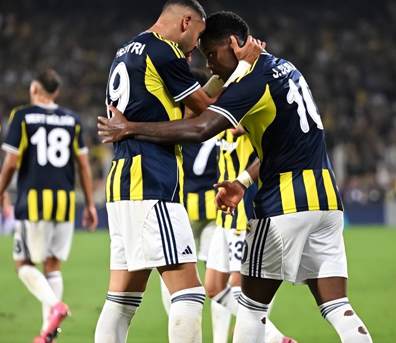 清晨欧冠焦点战，本菲卡伤情更新，赛场秩序良好，团队化学反应显著的简单介绍