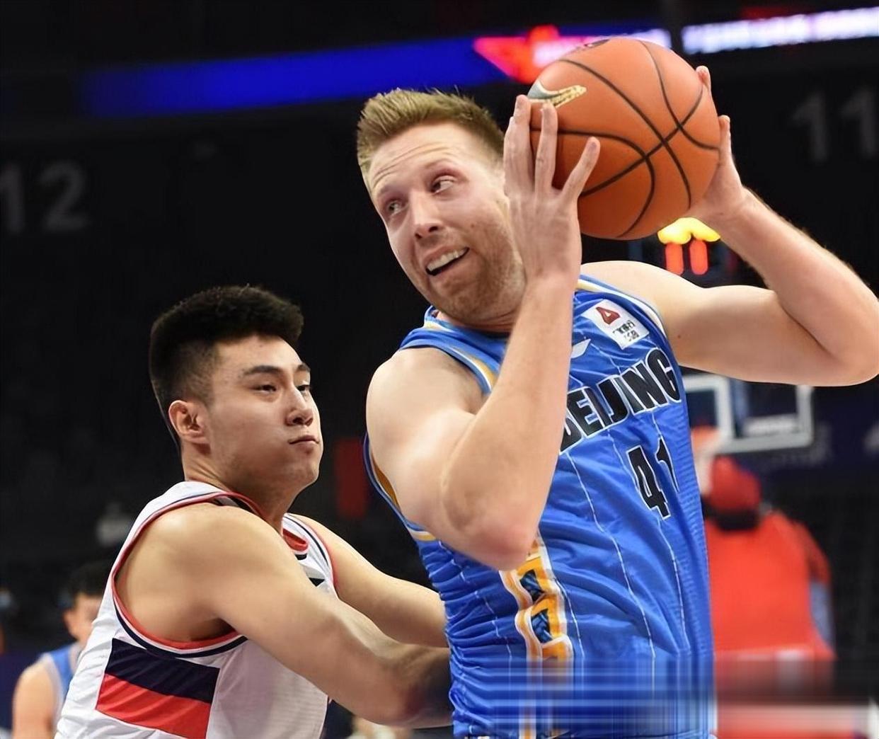NBA季后赛国际比赛日走向成谜，北京首钢战术微调，引发热议，年轻球员得到机会的简单介绍